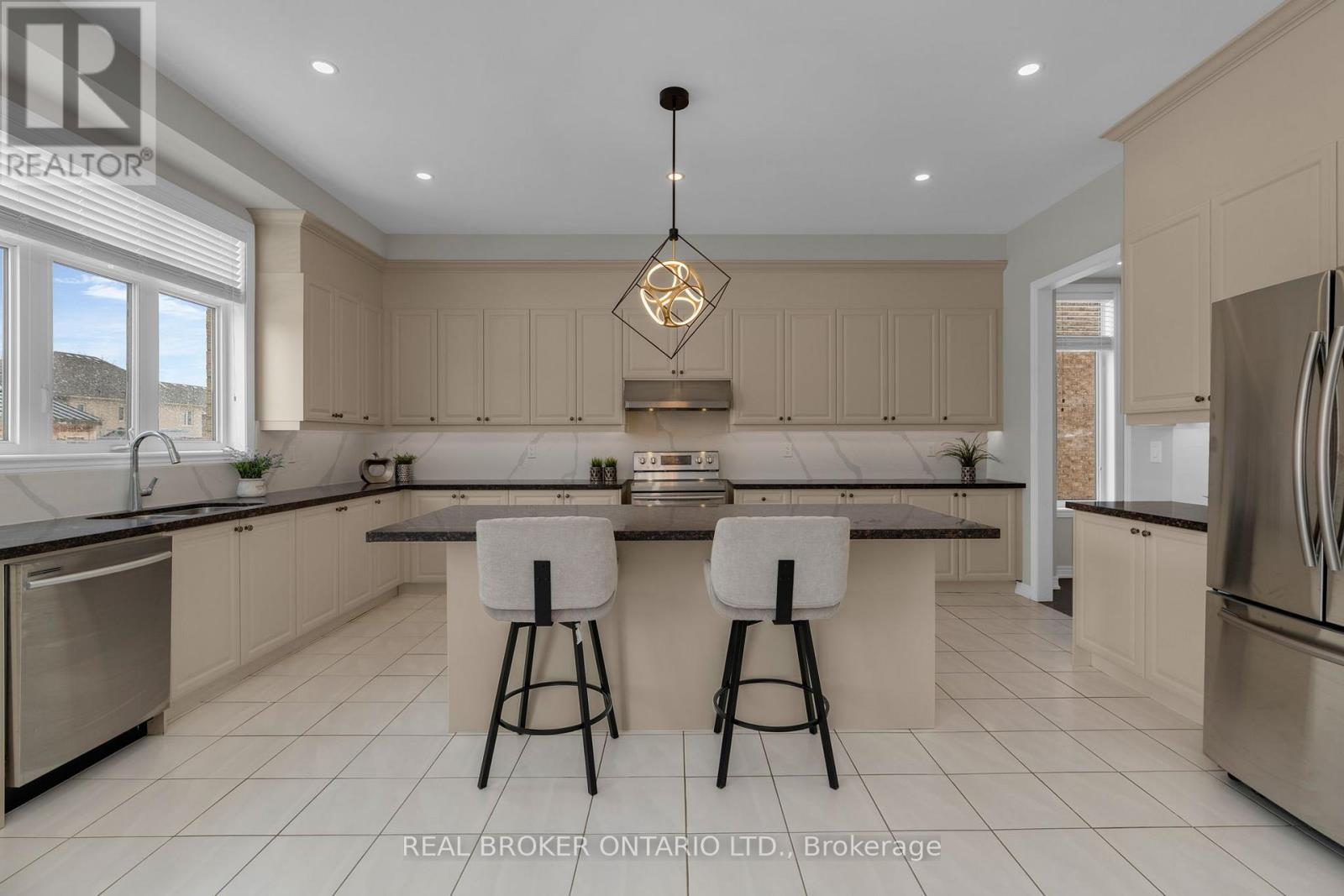 56 Redmond Crescent, Springwater, Ontario  L9X 2A2 - Photo 9 - S13148482
