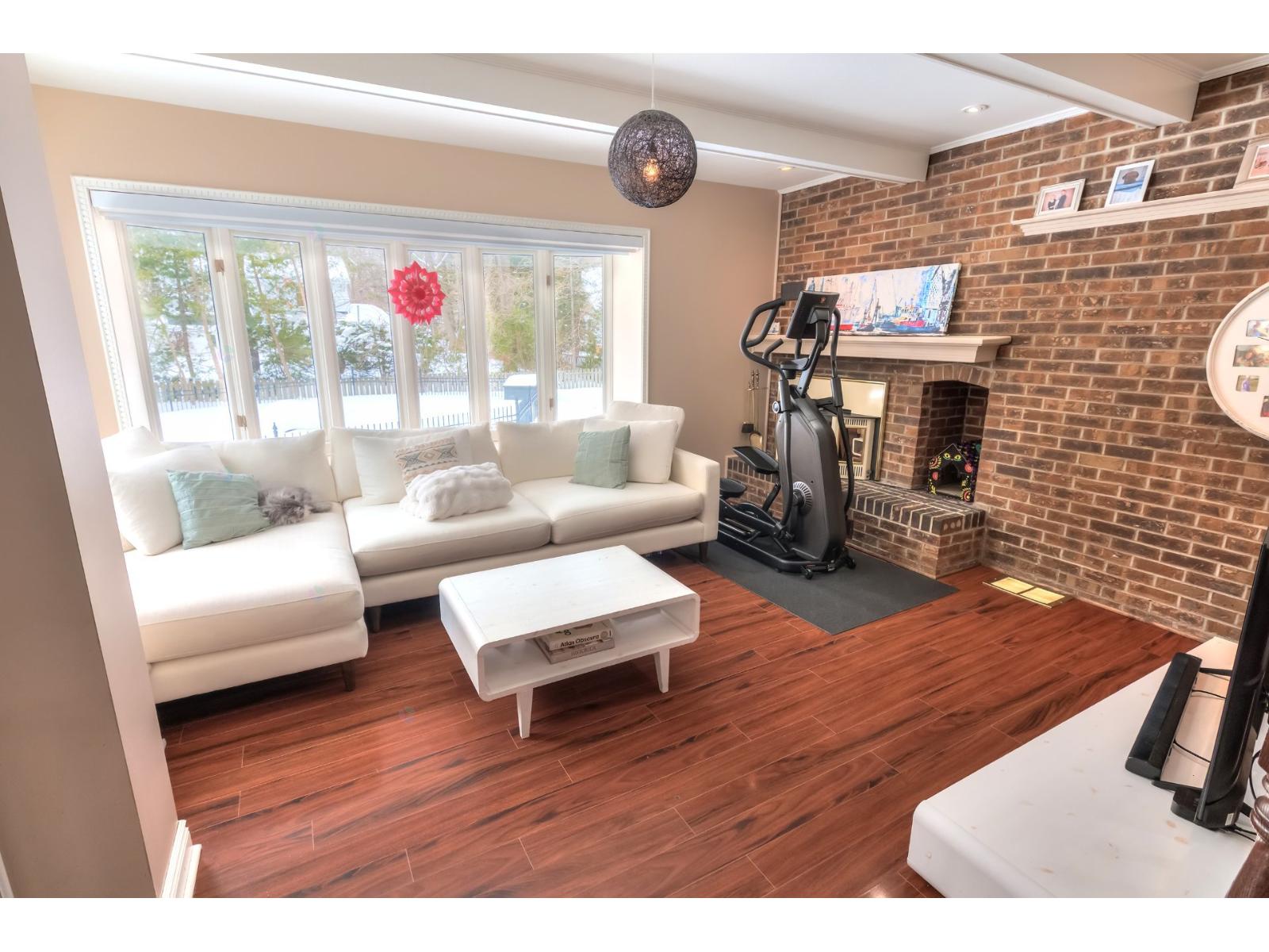 29 Av. Elmwood Senneville Quebec Canada H9X1T6 4
