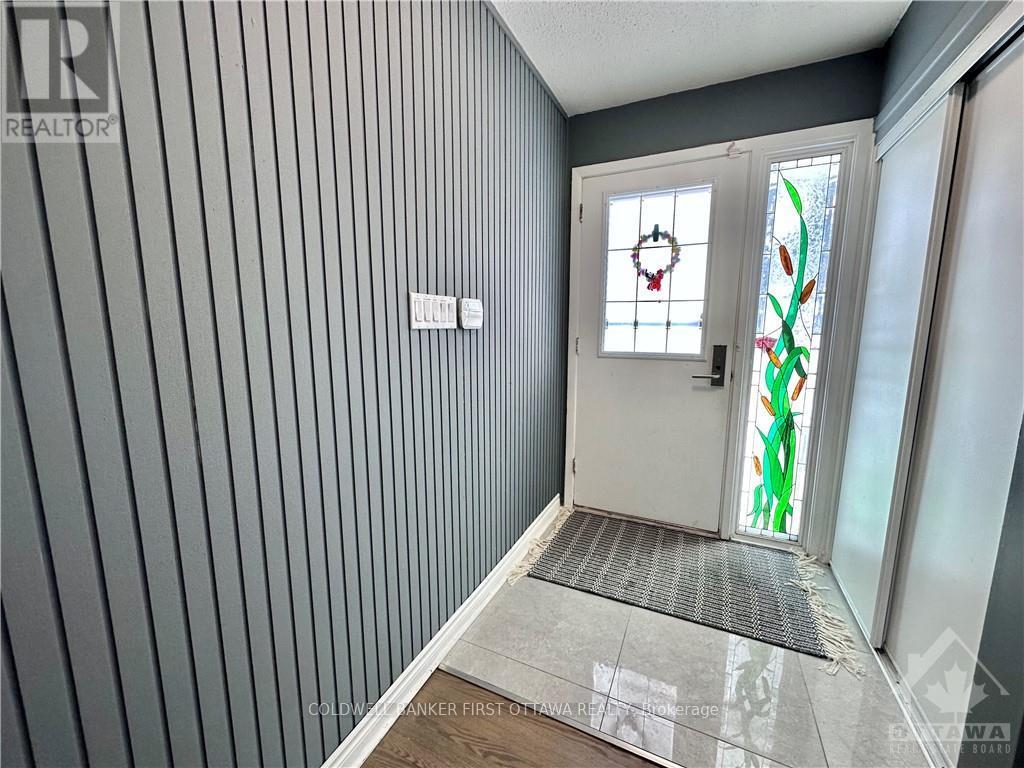 33 Wallford Way, Ottawa, Ontario  K2E 6B1 - Photo 3 - X13148560
