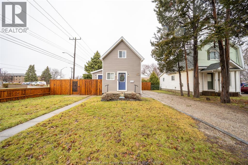 MLS# 26011581: 203 SHELDON AVENUE, Chatham, Canada
