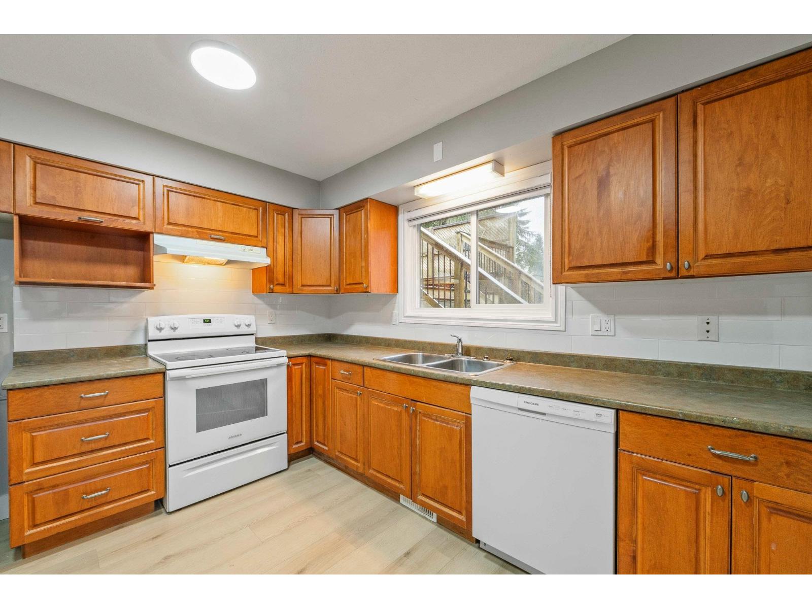 8024 Cedar Street, Mission, British Columbia  V2V 3N1 - Photo 1 - R3100451
