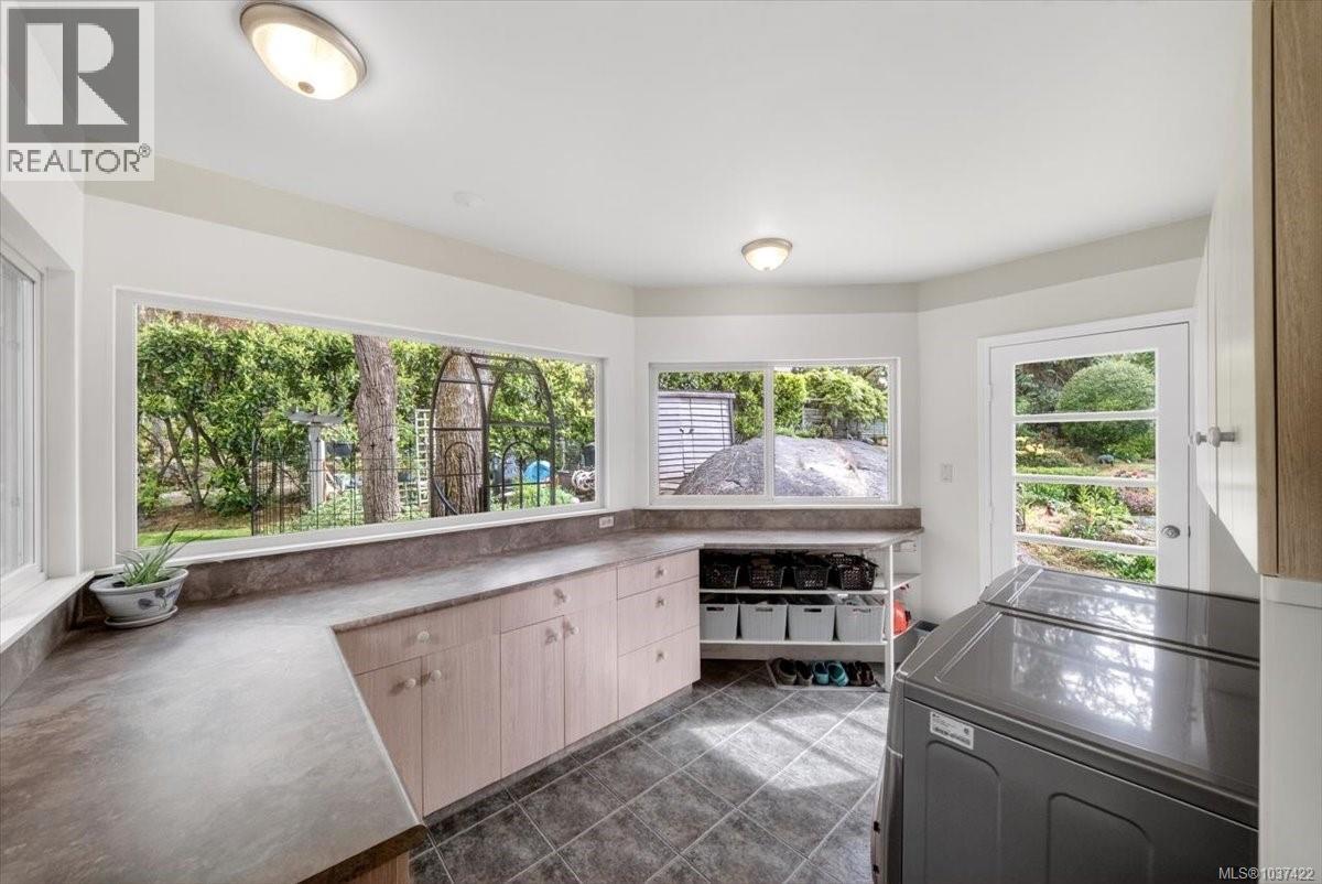 1567 Athlone Dr, Saanich, British Columbia  V8P 2T2 - Photo 34 - 1037422