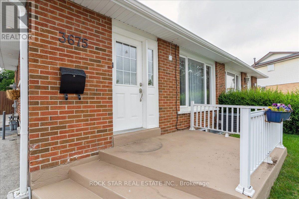 Upper - 3675 Glencolin Court, Mississauga, Ontario  L5C 2G3 - Photo 4 - W13148622
