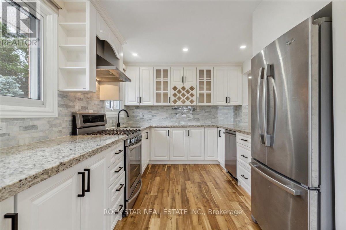 Upper - 3675 Glencolin Court, Mississauga, Ontario  L5C 2G3 - Photo 5 - W13148622