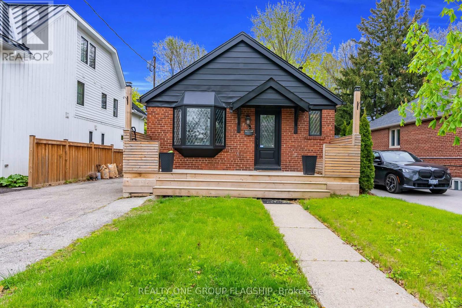 19 Yorkview Drive, Toronto, Ontario M8Z 2G1 - Photo 3 - W13148812