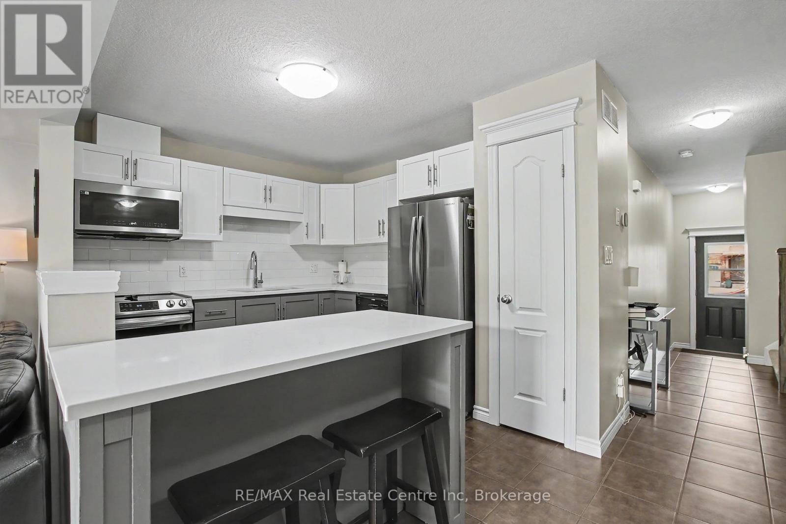 58 Curzon Crescent, Guelph, Ontario  N1K 1Z8 - Photo 4 - X13149196