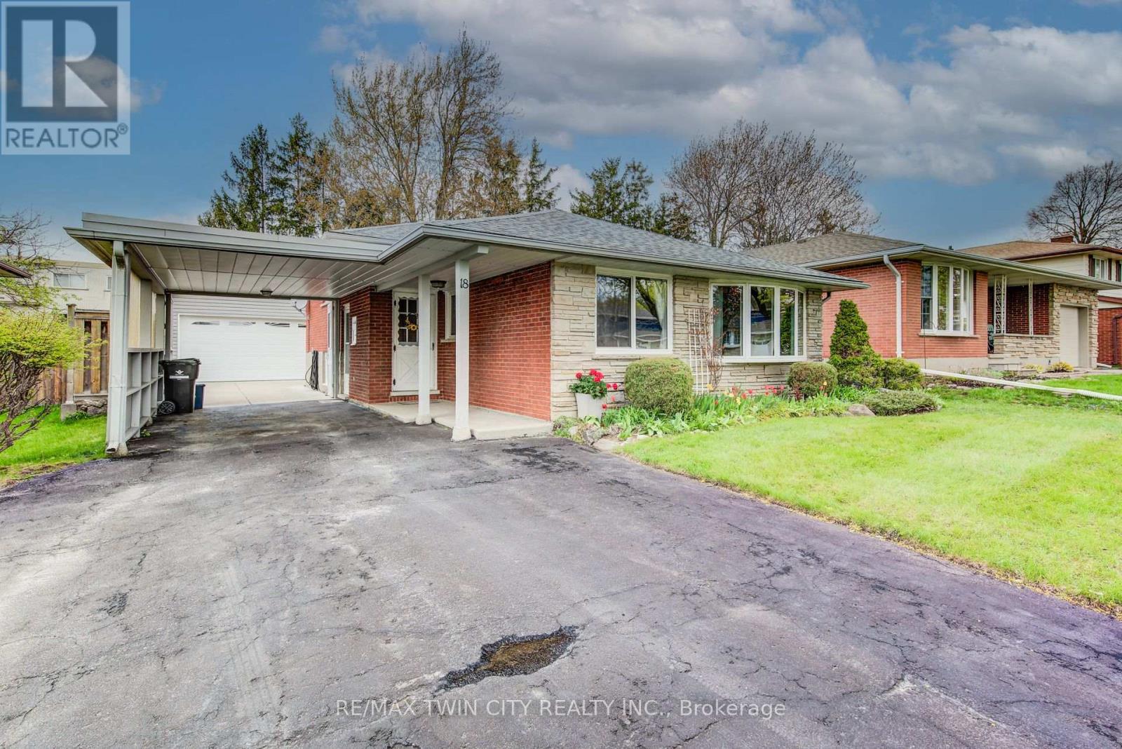 18 Queenston Crescent, Kitchener, Ontario  N2B 2V5 - Photo 2 - X13148654