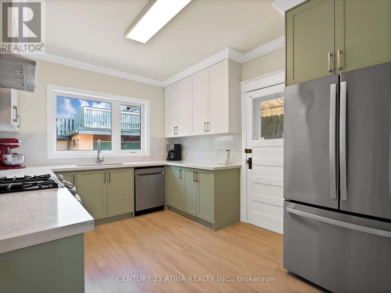 32 ROSEVEAR AVENUE, Toronto, Ontario