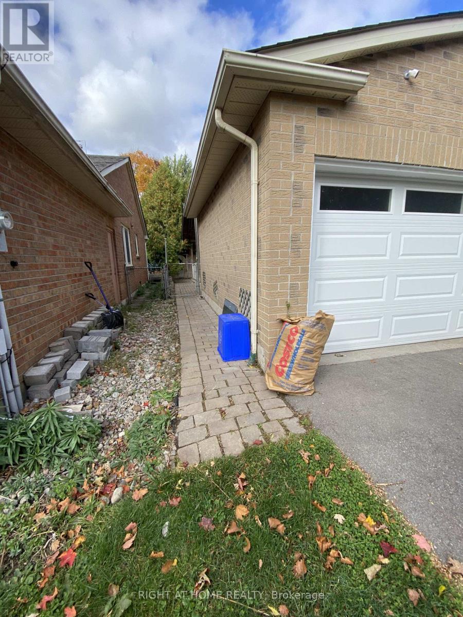 195 John Bowser Crescent, Newmarket, Ontario  L3Y 7N6 - Photo 2 - N13149114