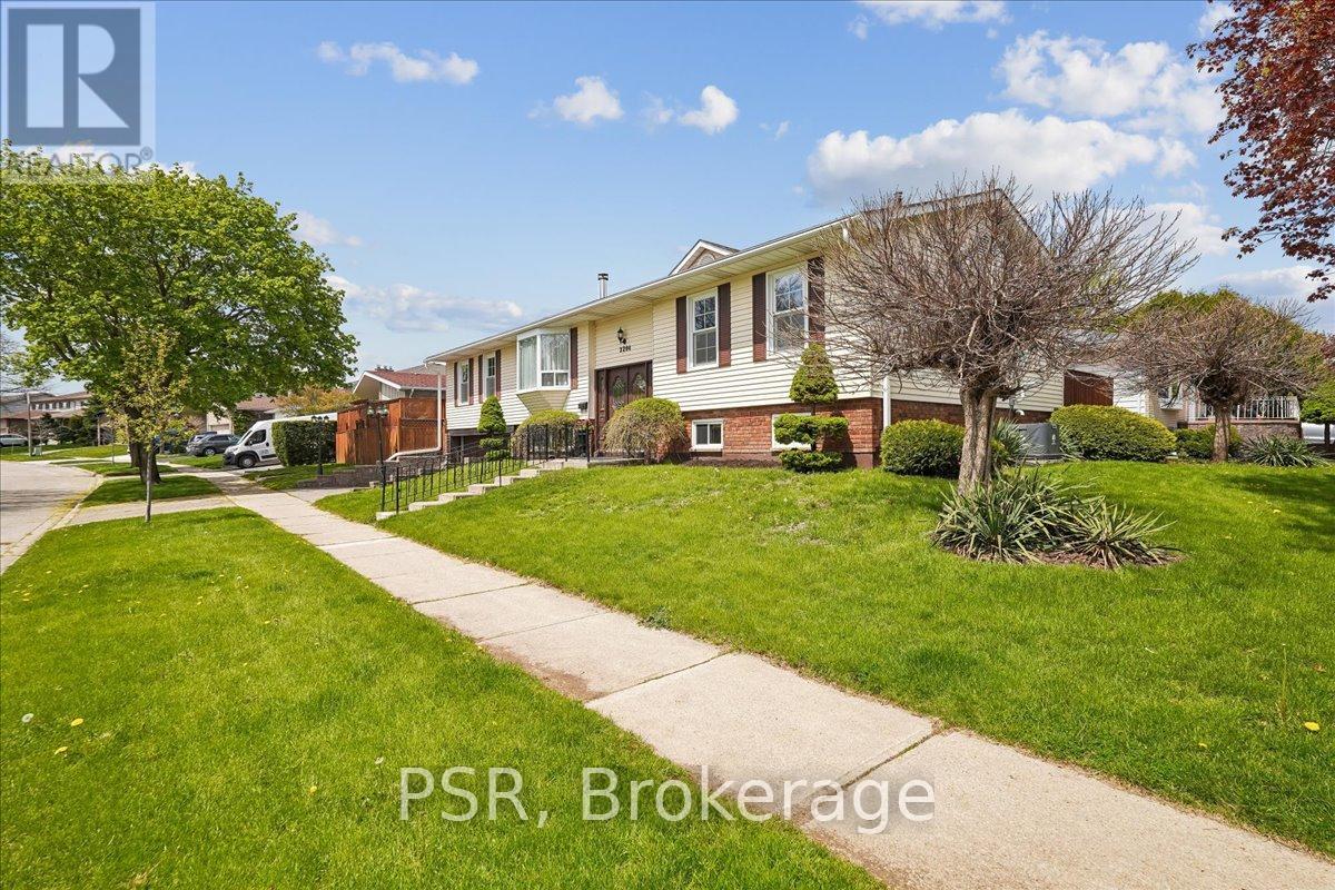 2204 Cartier Crescent, Burlington, Ontario  L7P 2Z5 - Photo 3 - W13148908