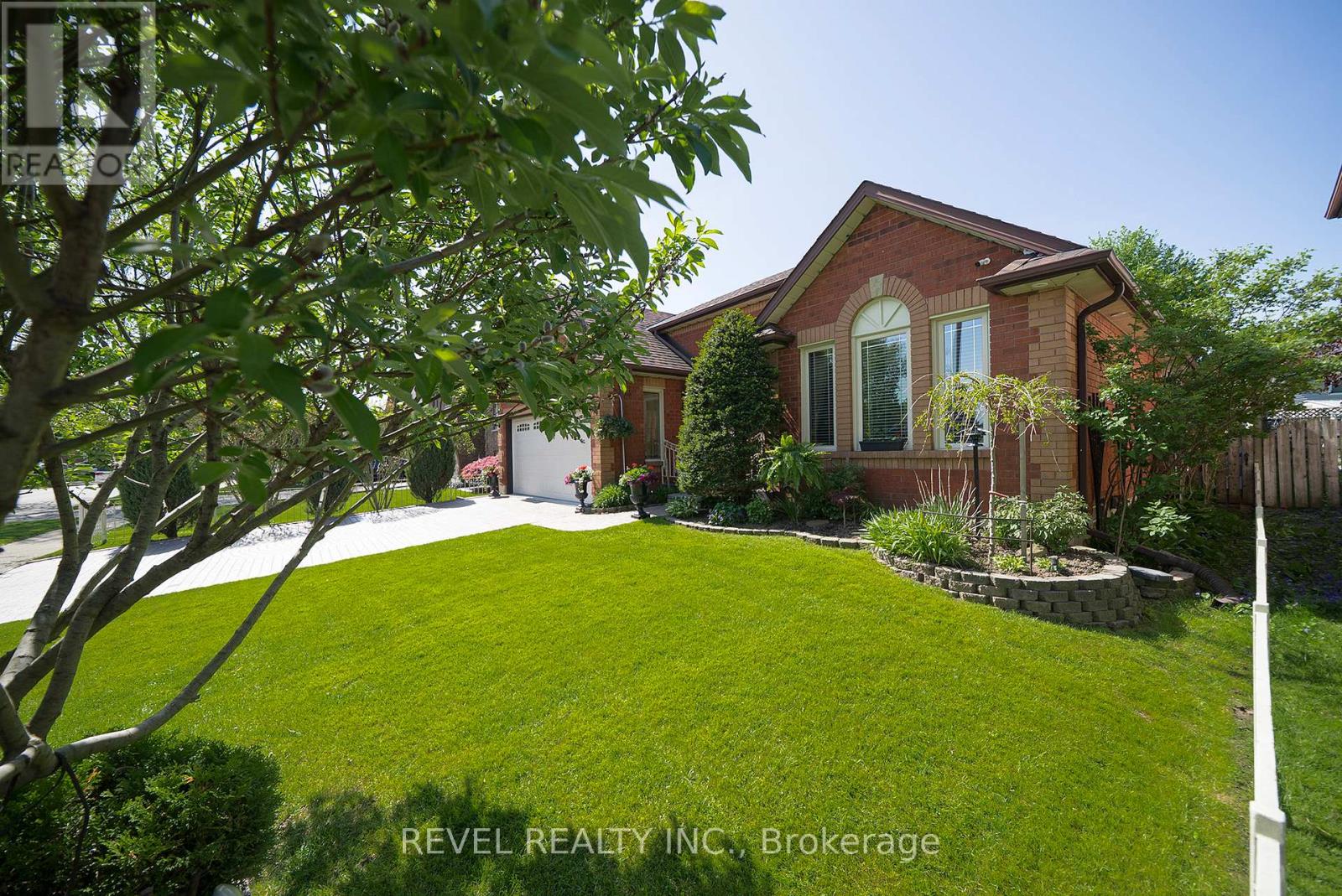 25 Maplecrest Lane, Brantford, Ontario  N3R 7T9 - Photo 3 - X13149010