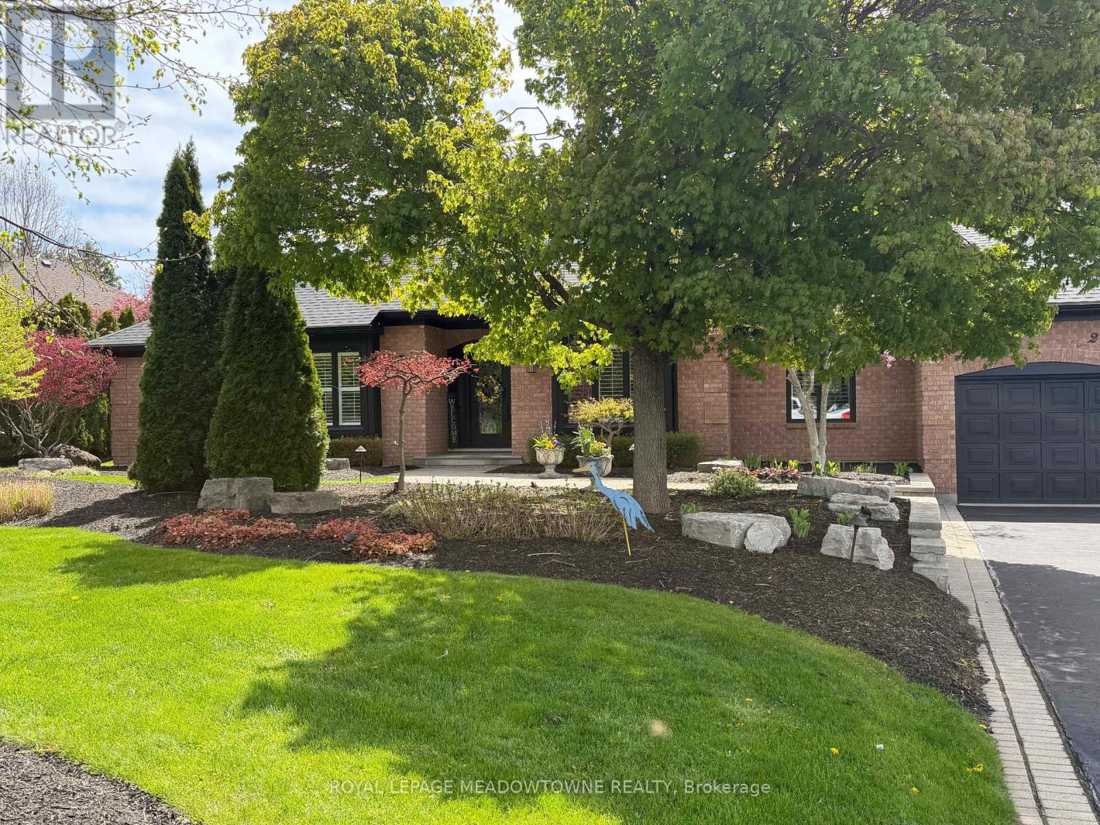 2 BLUEHERON LANE, Hamilton, Ontario