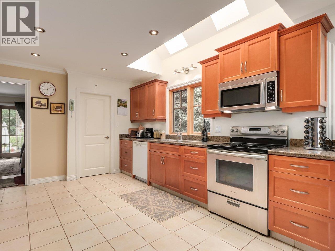 4072 Skyline Drive, North Vancouver, British Columbia  V7R 3G7 - Photo 10 - R3125527