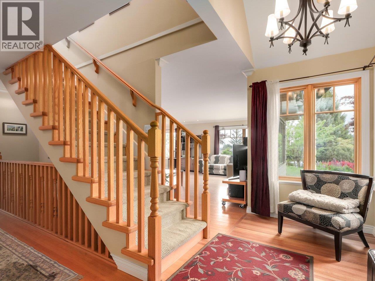 4072 Skyline Drive, North Vancouver, British Columbia  V7R 3G7 - Photo 2 - R3125527