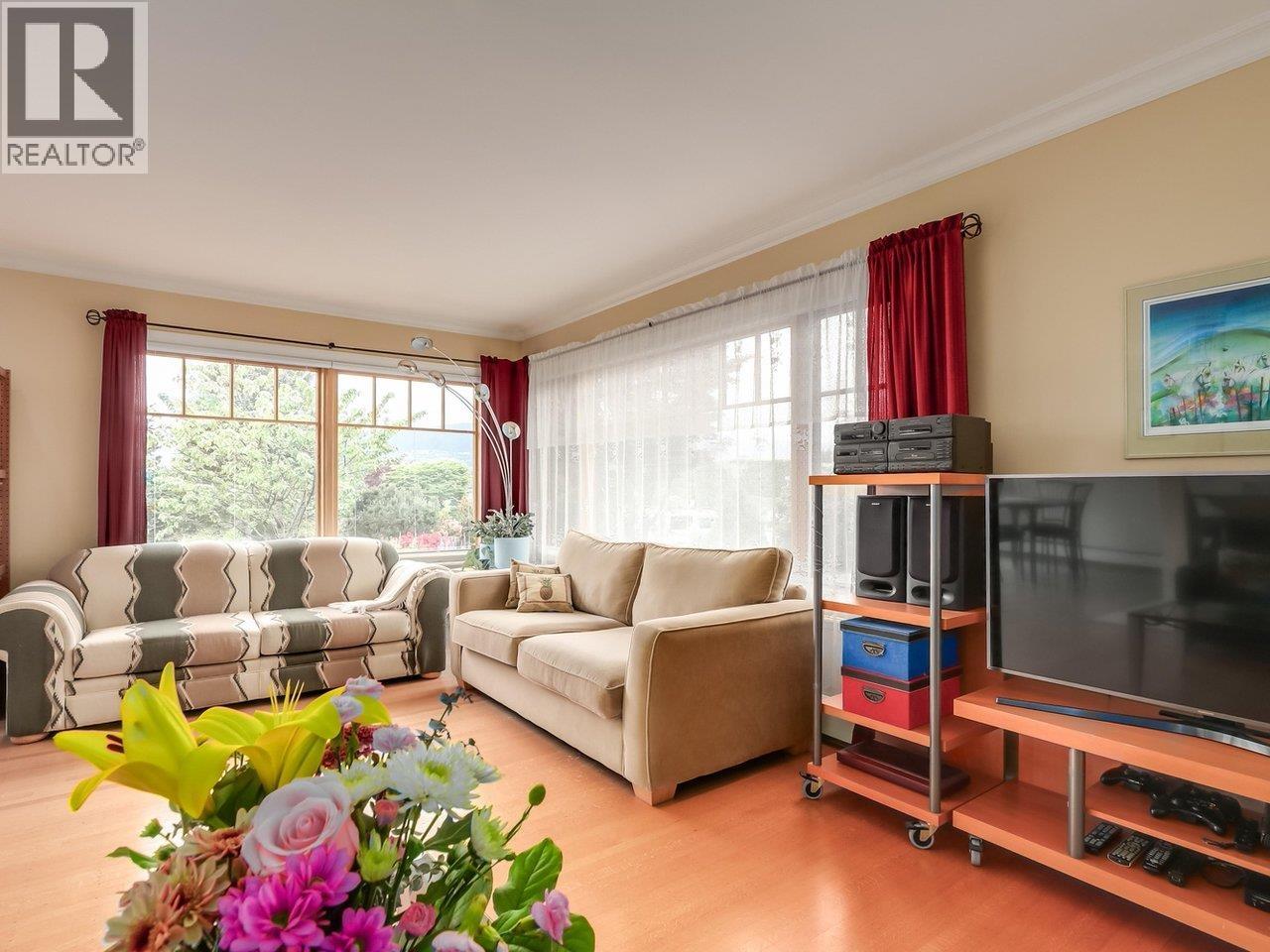 4072 Skyline Drive, North Vancouver, British Columbia  V7R 3G7 - Photo 4 - R3125527