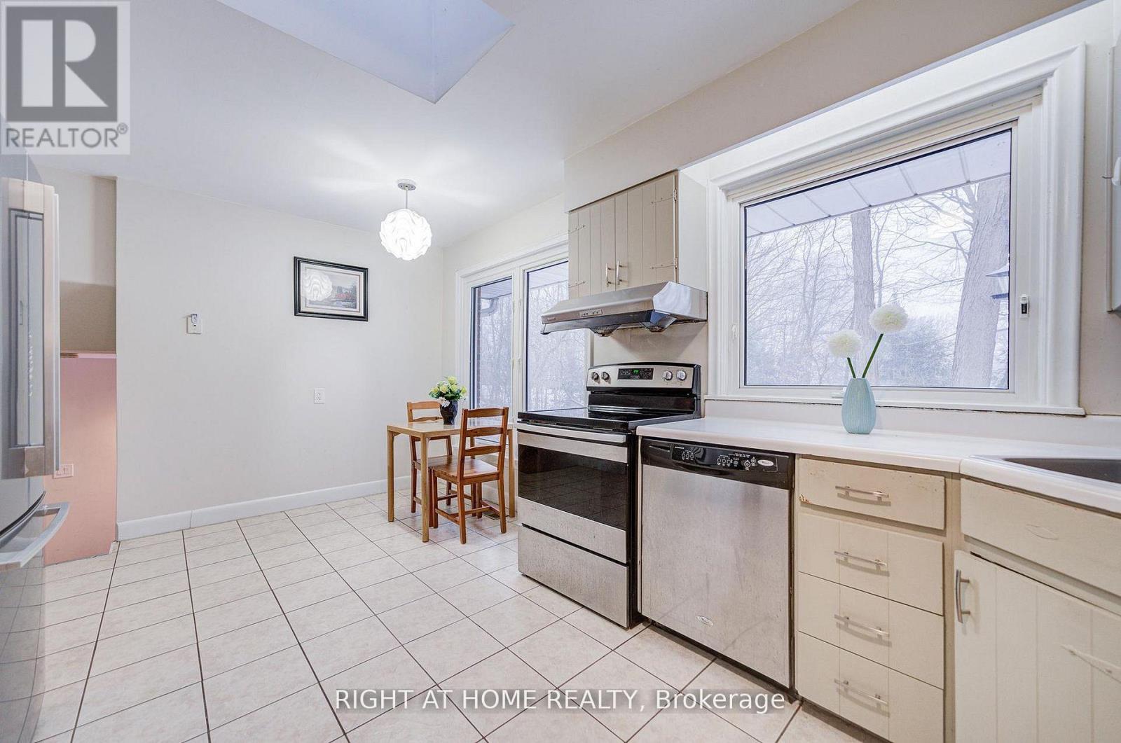 1445 Ryan Place, Mississauga, Ontario L5C 1J7 - Photo 13 - W12982972