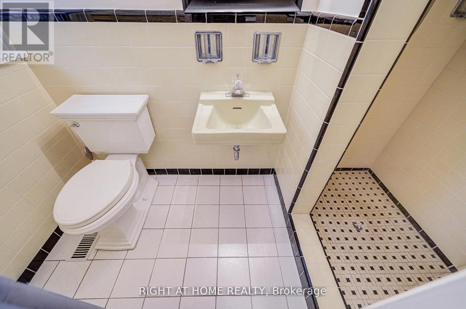 1445 Ryan Place, Mississauga, Ontario L5C 1J7 - Photo 22 - W12982972