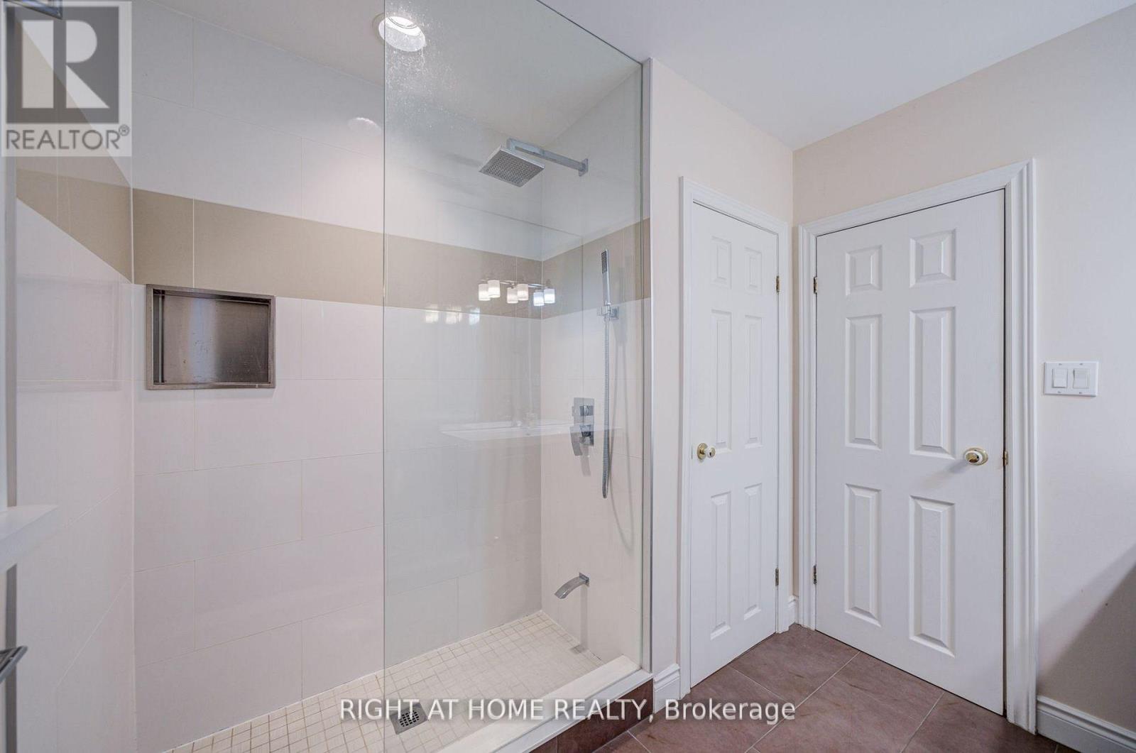 1445 Ryan Place, Mississauga, Ontario L5C 1J7 - Photo 19 - W12982972