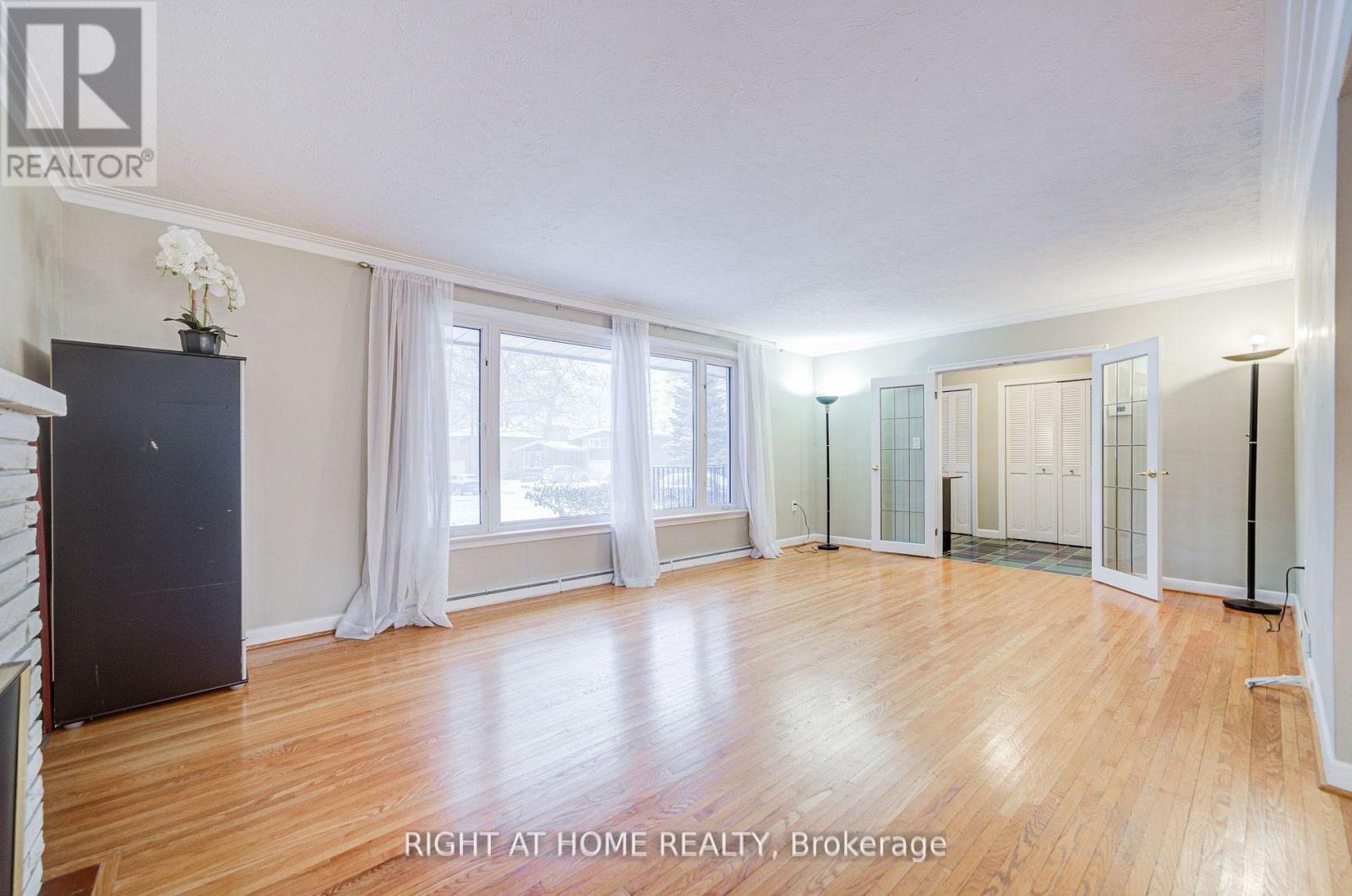 1445 Ryan Place, Mississauga, Ontario L5C 1J7 - Photo 8 - W12982972