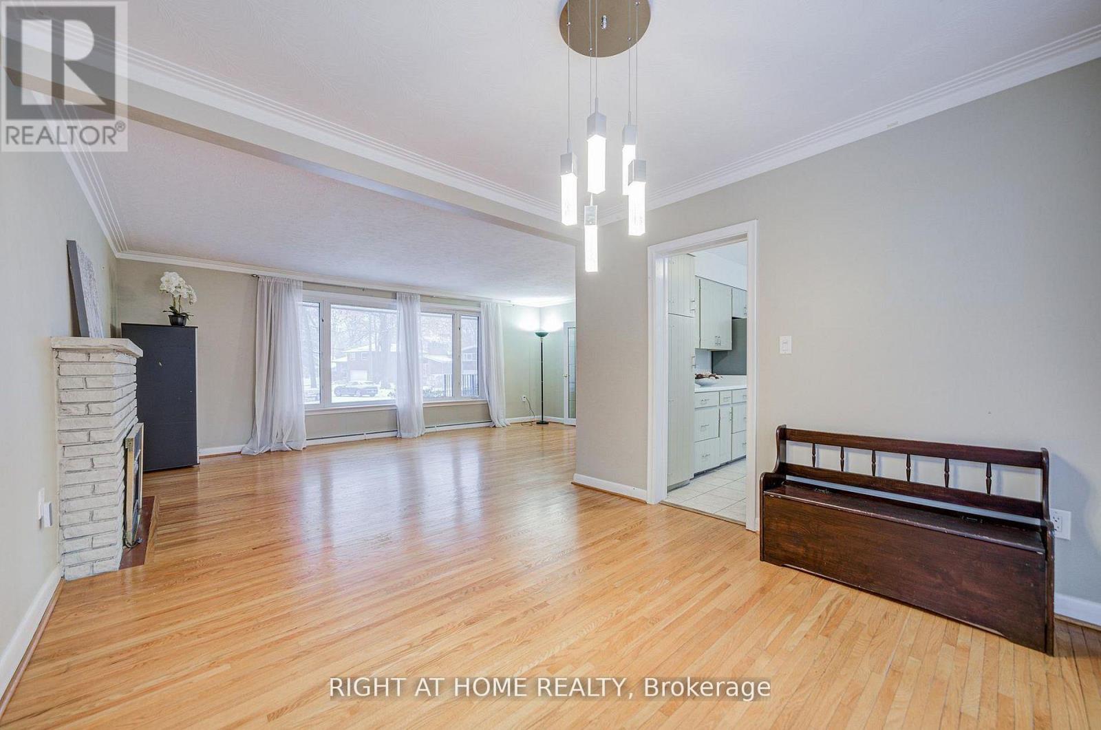 1445 Ryan Place, Mississauga, Ontario L5C 1J7 - Photo 10 - W12982972