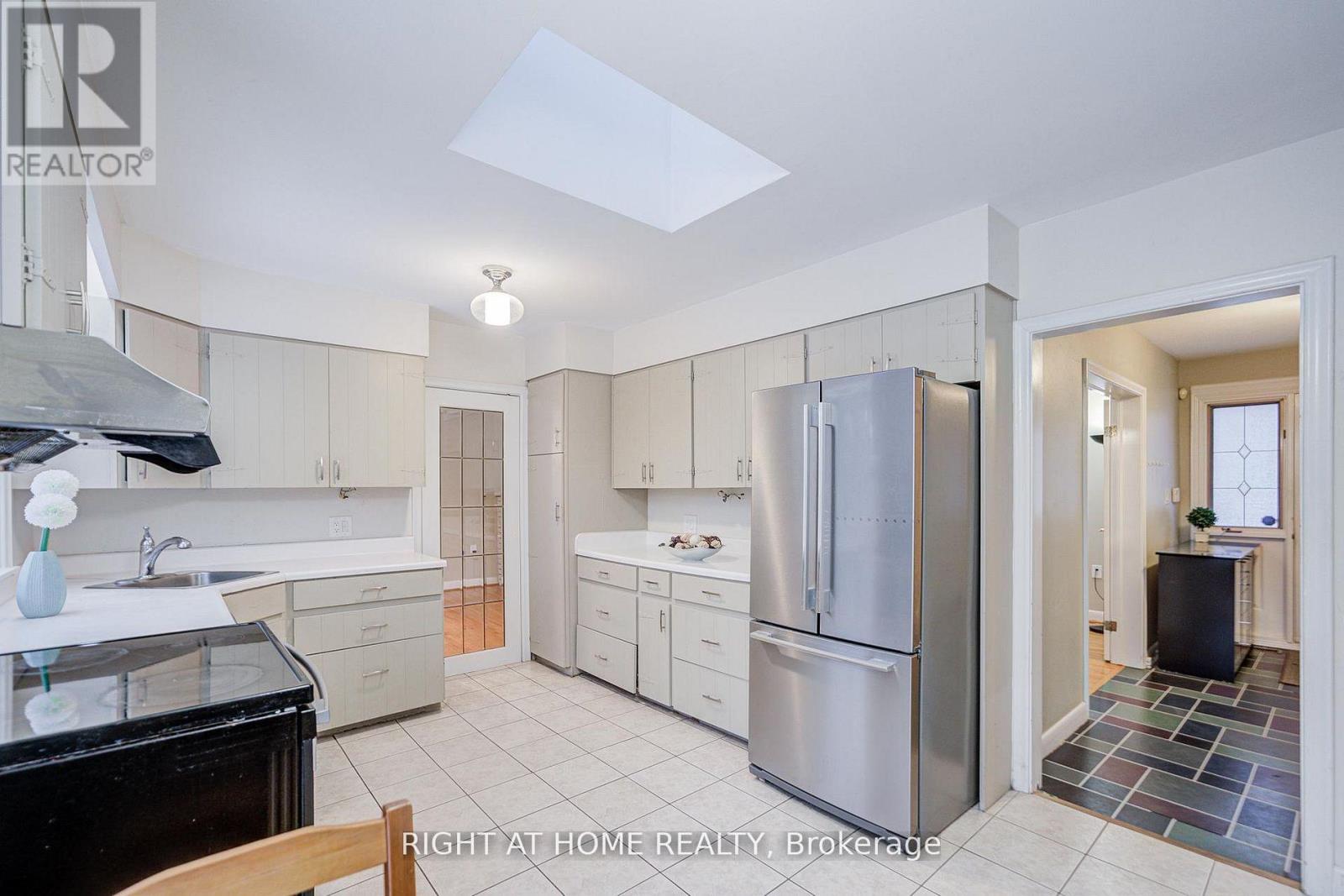 1445 Ryan Place, Mississauga, Ontario L5C 1J7 - Photo 14 - W12982972
