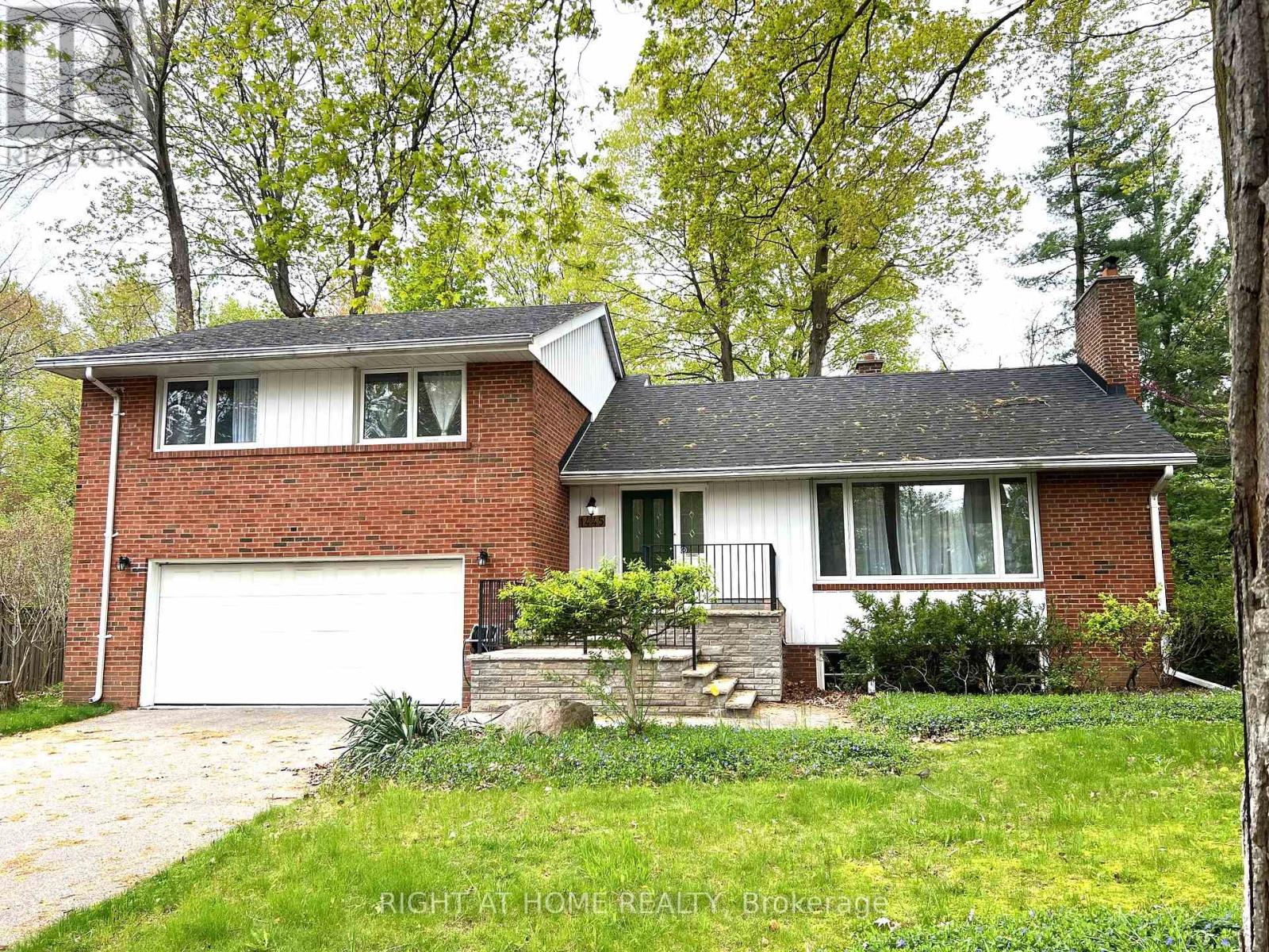 1445 Ryan Place, Mississauga, Ontario L5C 1J7 - Photo 2 - W12982972
