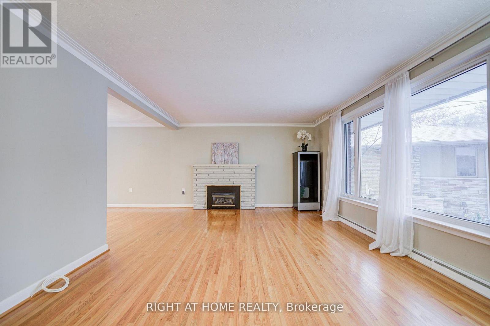 1445 Ryan Place, Mississauga, Ontario L5C 1J7 - Photo 7 - W12982972