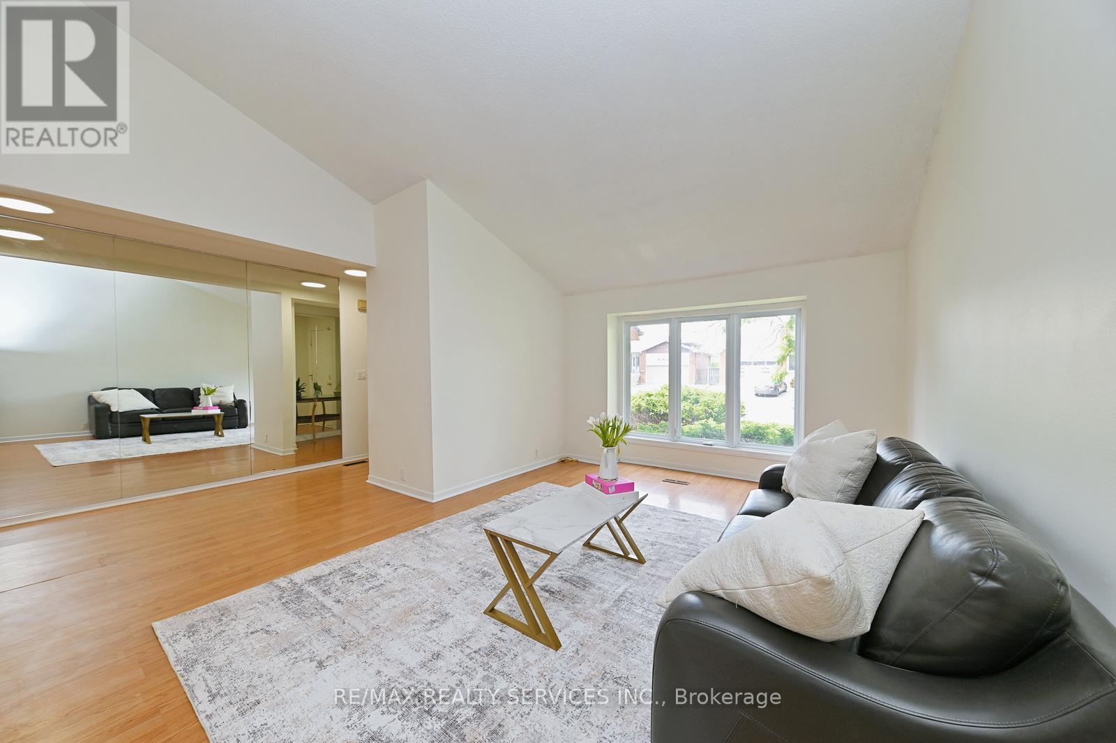 65 Massey Street, Brampton, Ontario  L6S 3A3 - Photo 6 - W13146308