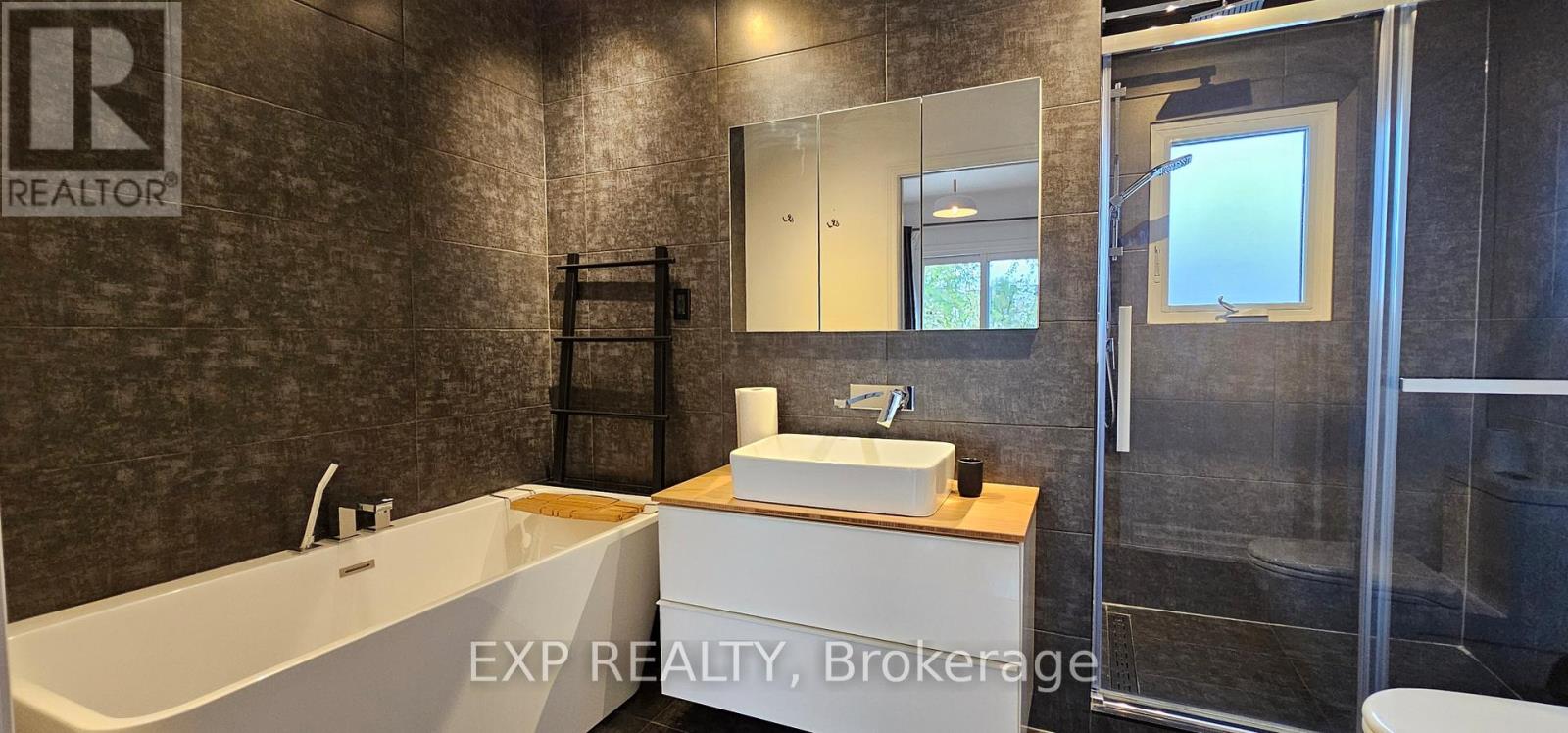 215a Chambers Avenue, Toronto, Ontario  M6M 3L4 - Photo 16 - W13146832