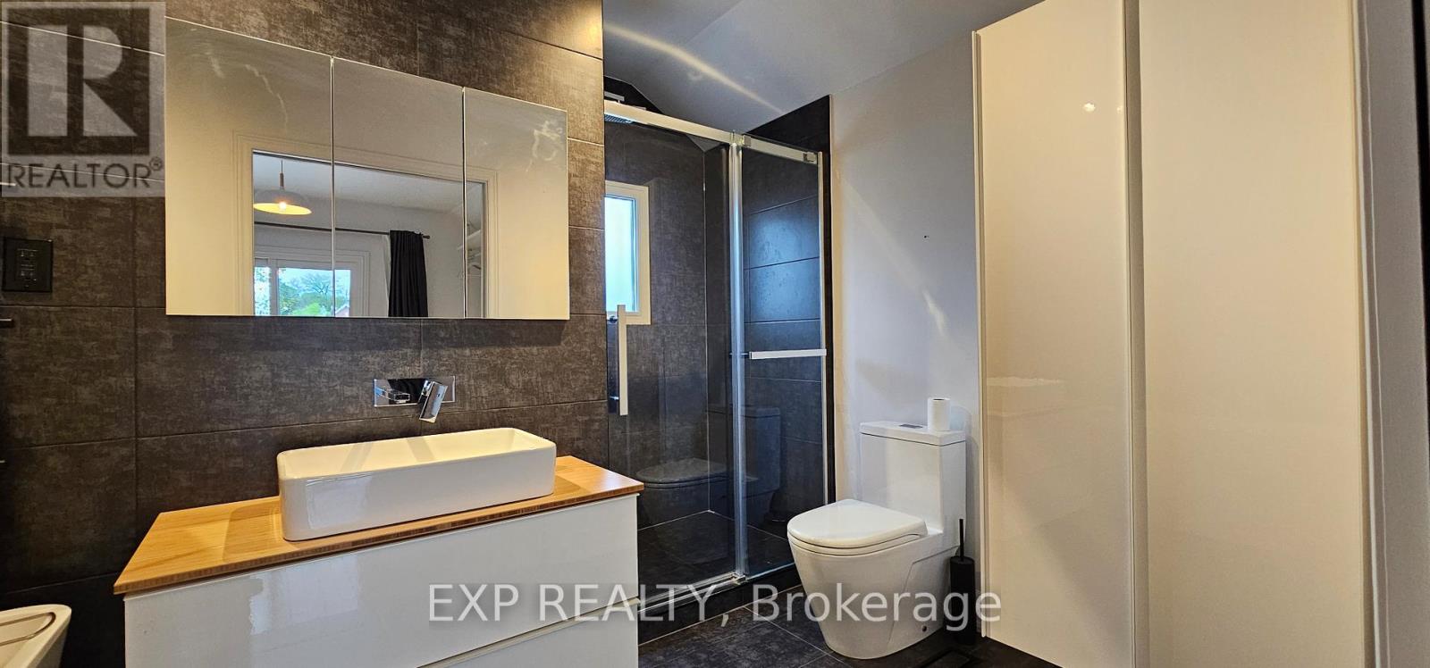 215a Chambers Avenue, Toronto, Ontario  M6M 3L4 - Photo 18 - W13146832