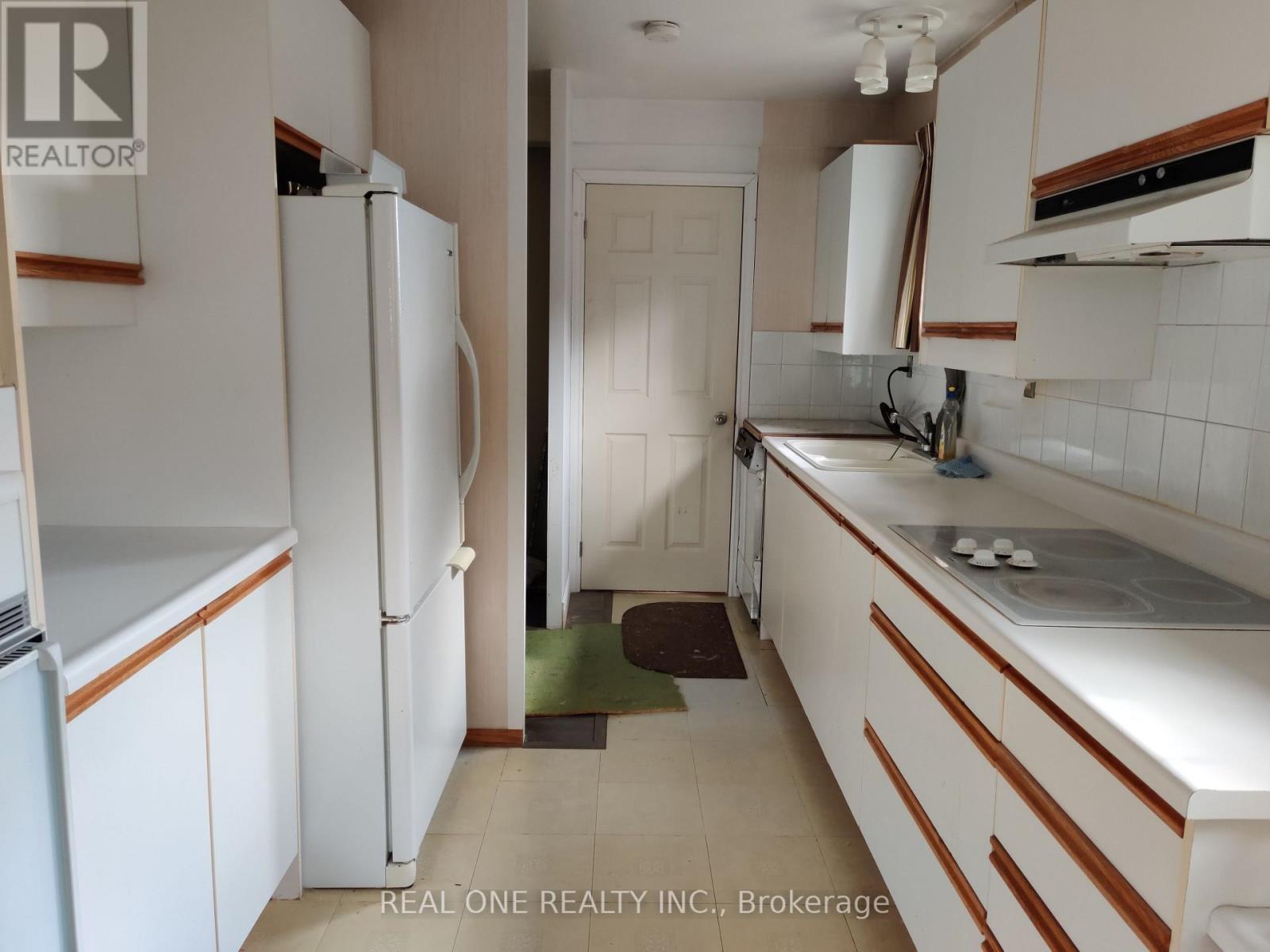Upper - 9 Lisburn Crescent, Toronto, Ontario  M2J 2Z4 - Photo 4 - C12988116