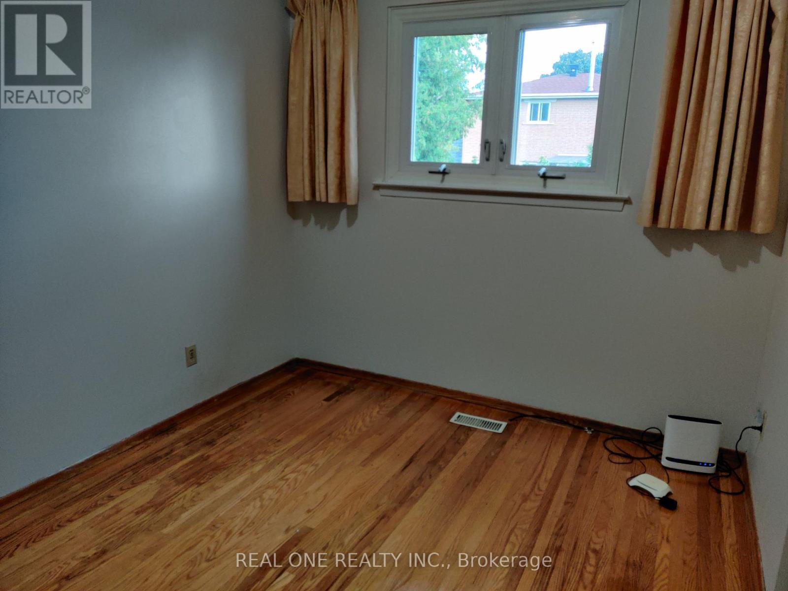 Upper - 9 Lisburn Crescent, Toronto, Ontario  M2J 2Z4 - Photo 9 - C12988116