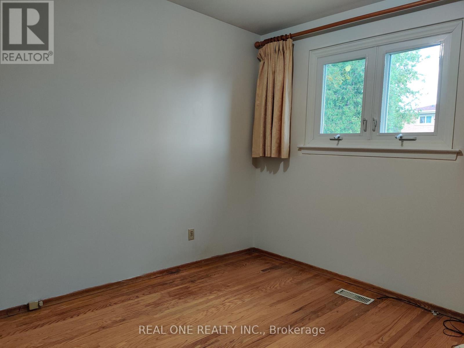 Upper - 9 Lisburn Crescent, Toronto, Ontario  M2J 2Z4 - Photo 8 - C12988116