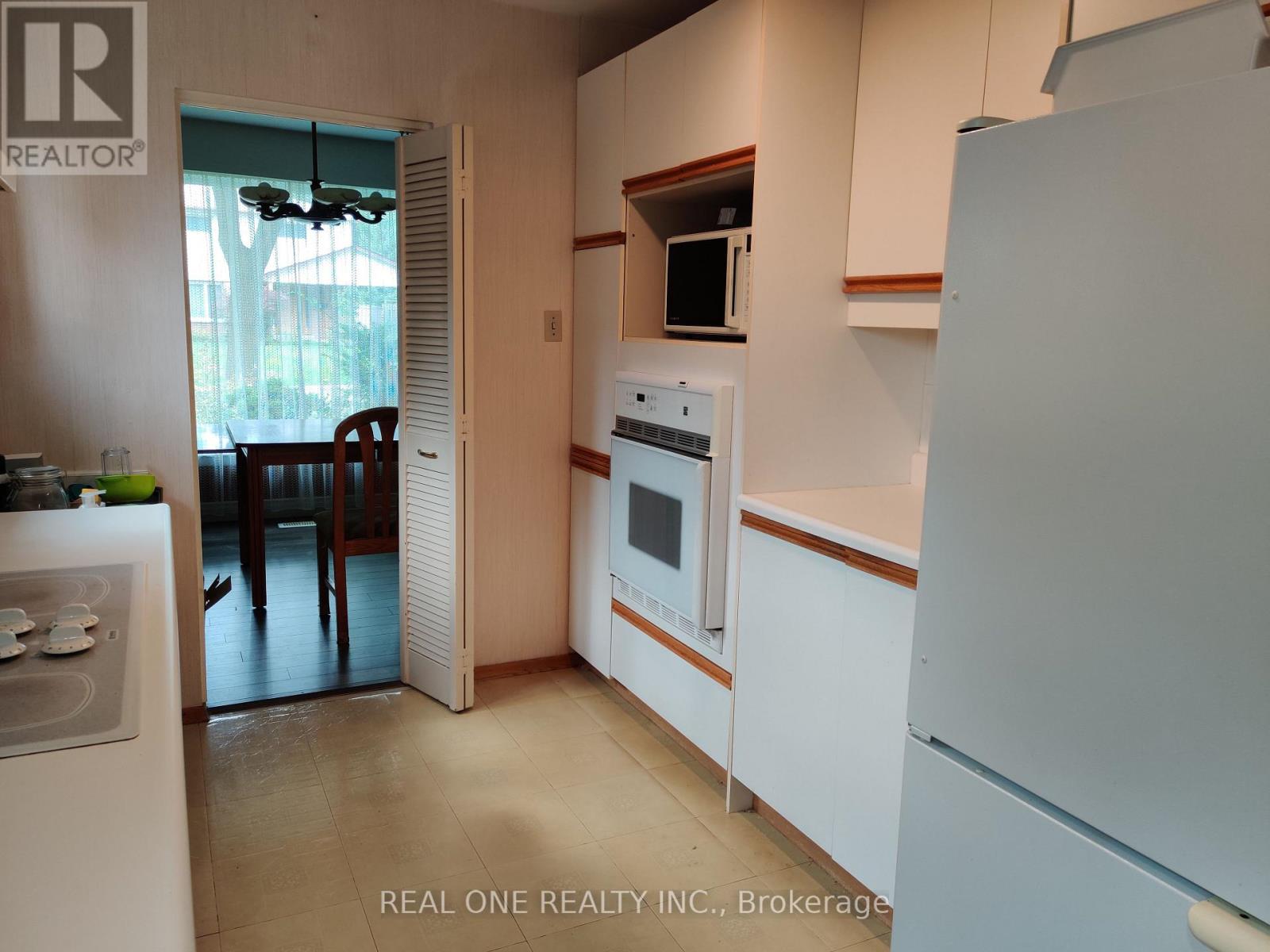 Upper - 9 Lisburn Crescent, Toronto, Ontario  M2J 2Z4 - Photo 5 - C12988116