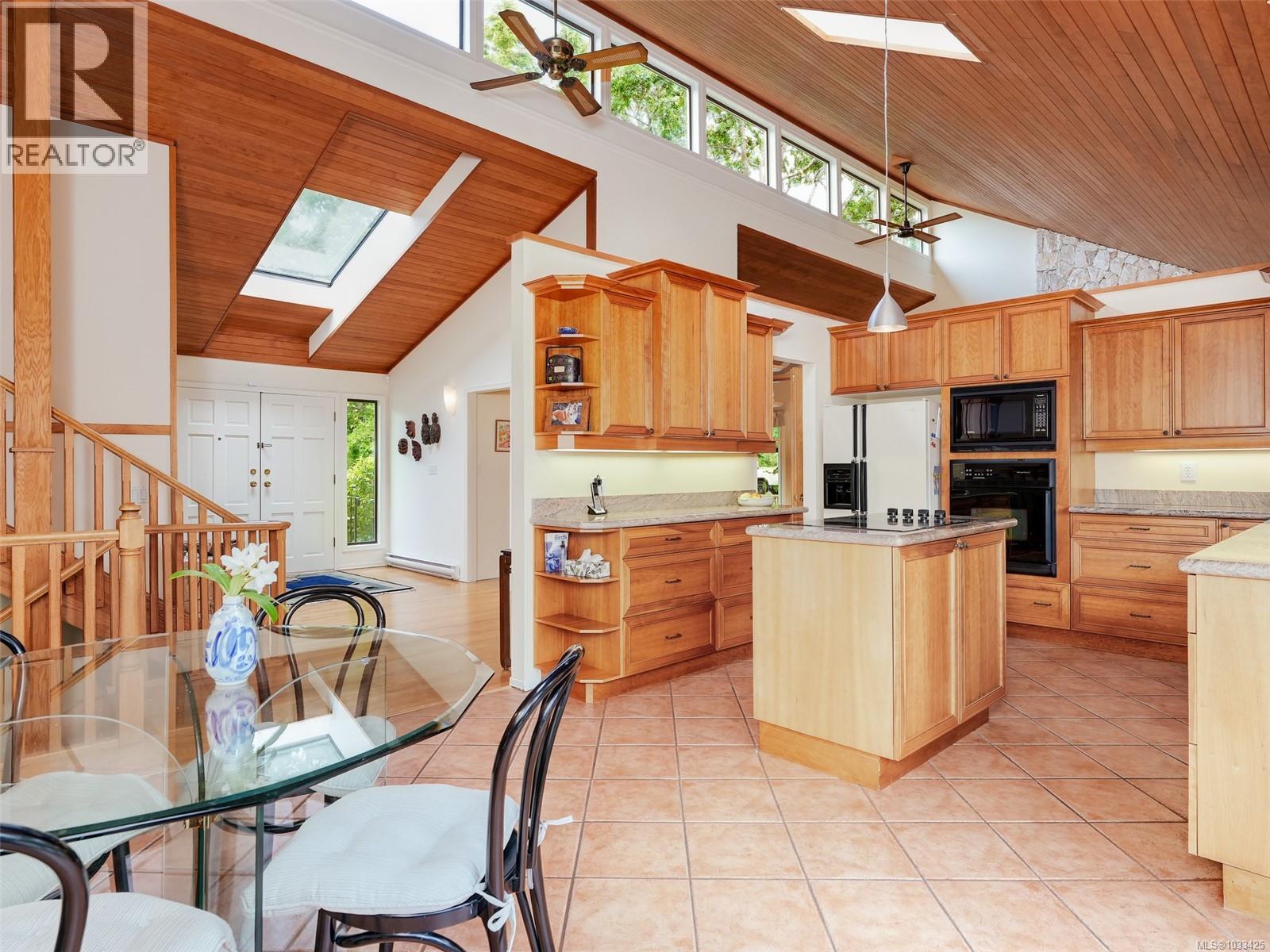 2797 Arbutus Rd, Saanich, British Columbia  V8N 5X6 - Photo 5 - 1033425
