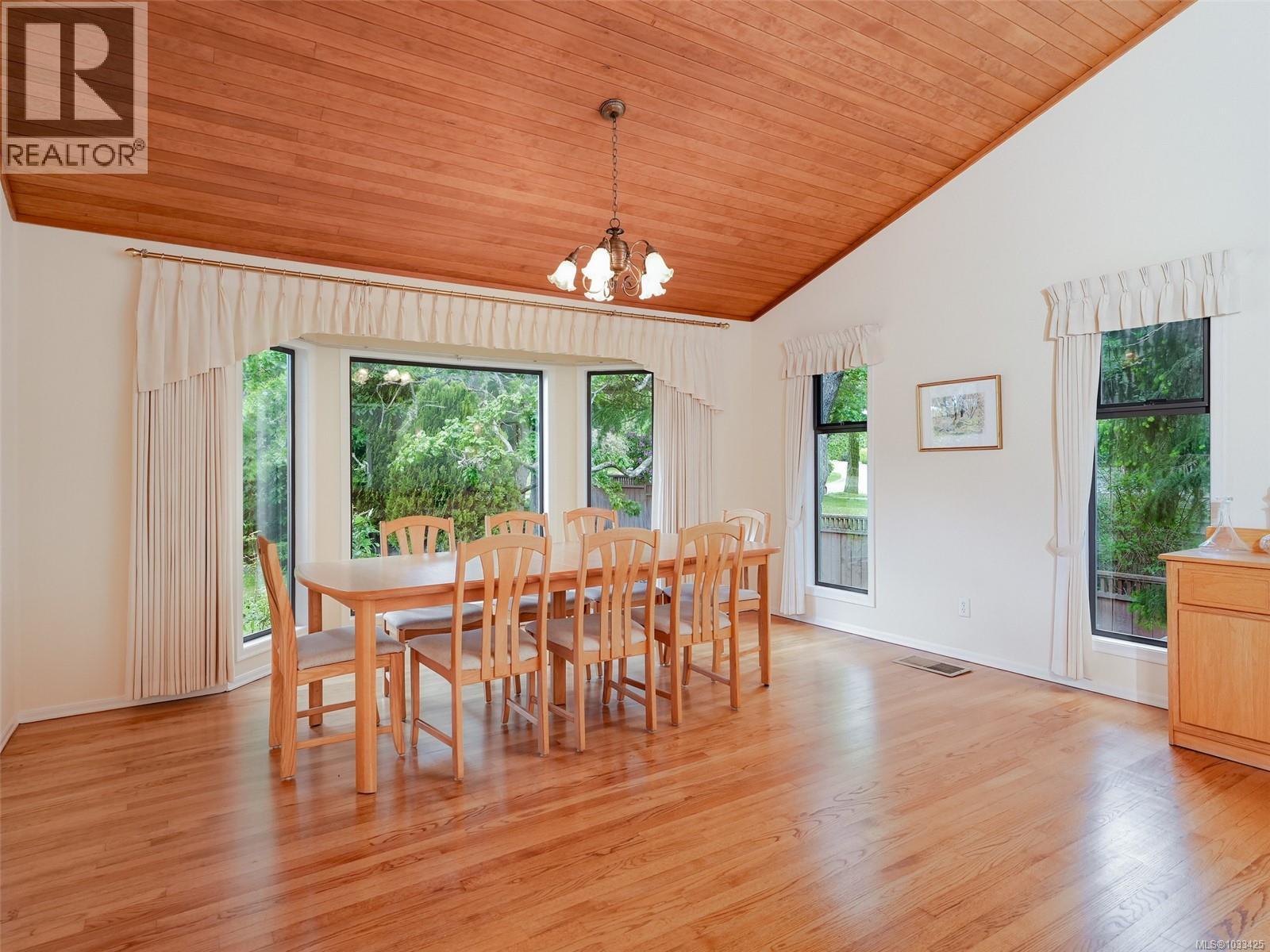 2797 Arbutus Rd, Saanich, British Columbia  V8N 5X6 - Photo 4 - 1033425