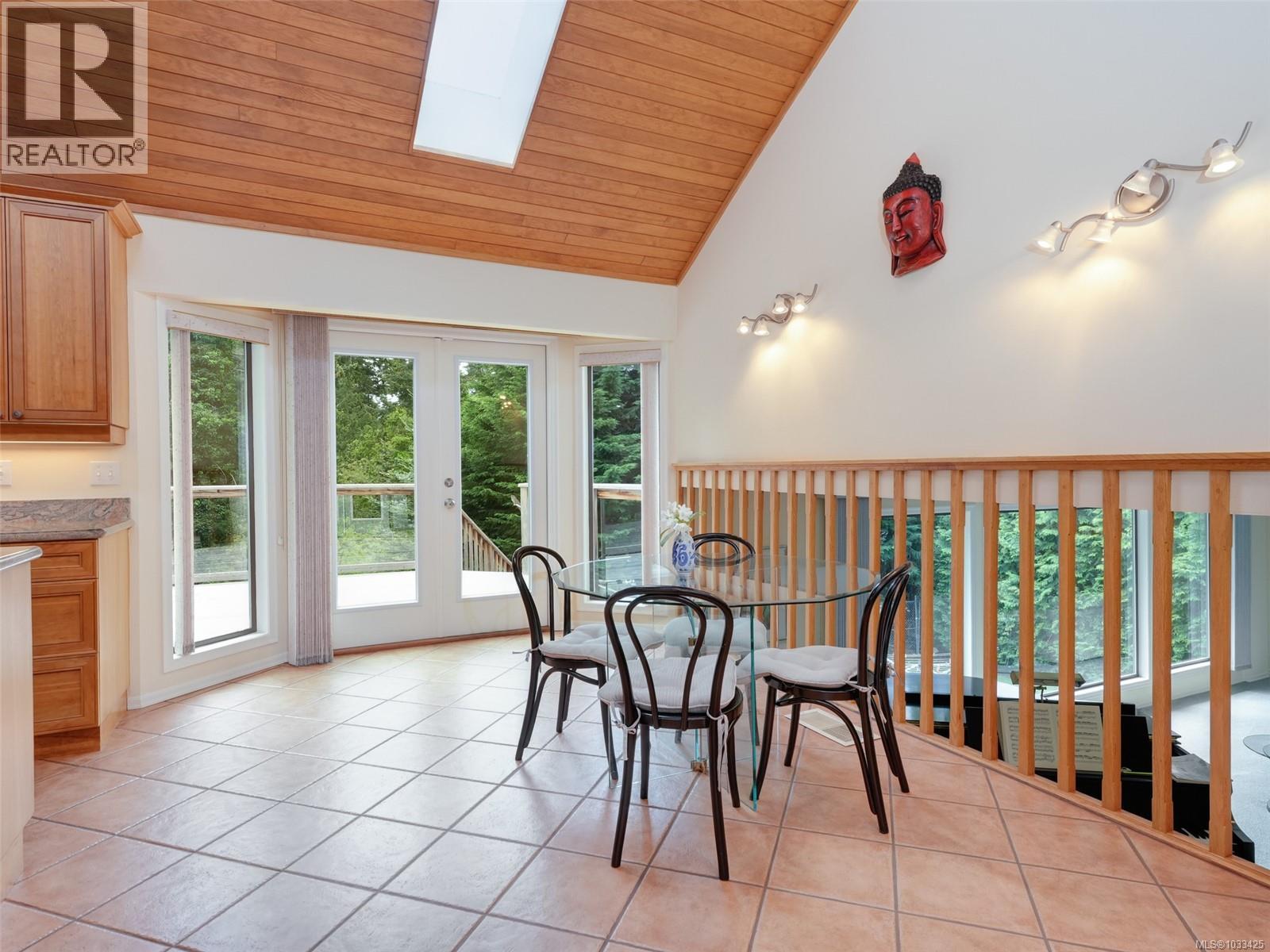 2797 Arbutus Rd, Saanich, British Columbia  V8N 5X6 - Photo 7 - 1033425