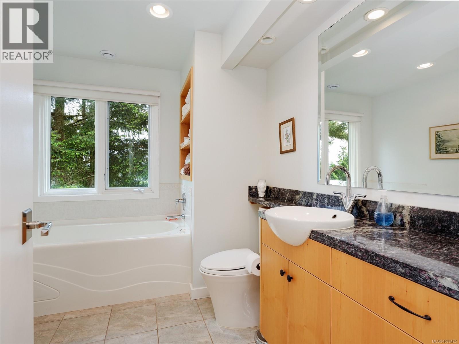 2797 Arbutus Rd, Saanich, British Columbia  V8N 5X6 - Photo 13 - 1033425