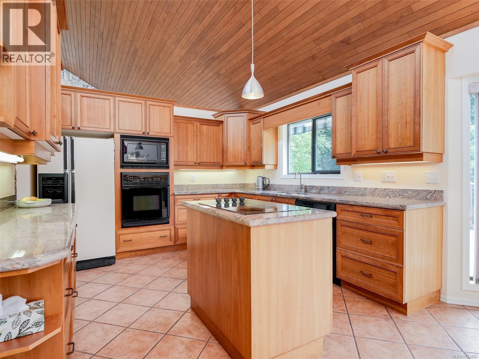 2797 Arbutus Rd, Saanich, British Columbia  V8N 5X6 - Photo 6 - 1033425