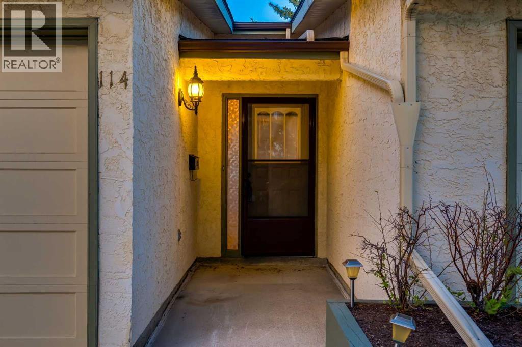 114 Strathlorne Mews SW, Calgary, Alberta  T3H 1V1 - Photo 4 - A2310453
