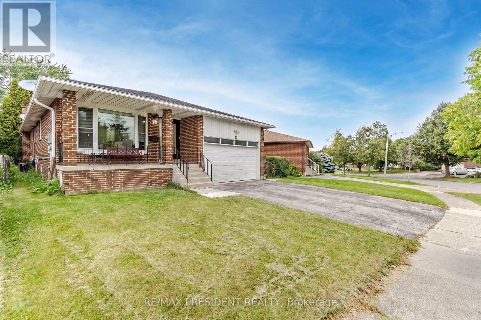 13 Panorama Crescent, Brampton, Ontario  L6S 3T7 - Photo 4 - W13149392
