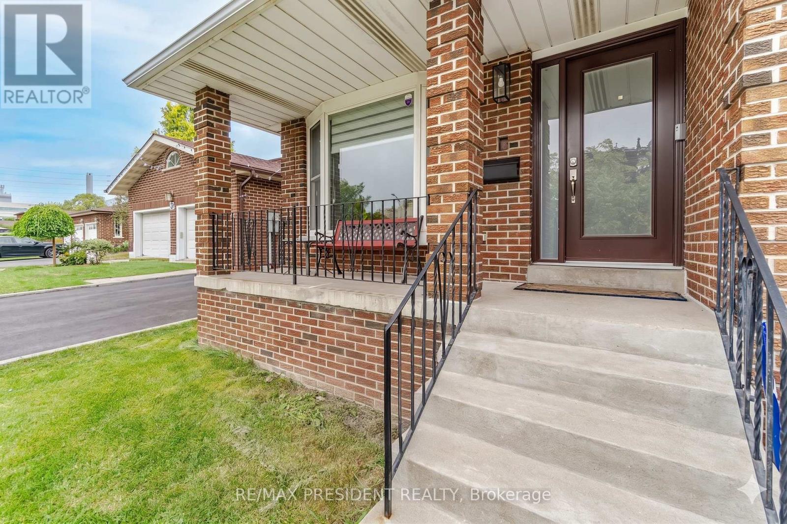 13 Panorama Crescent, Brampton, Ontario  L6S 3T7 - Photo 5 - W13149392