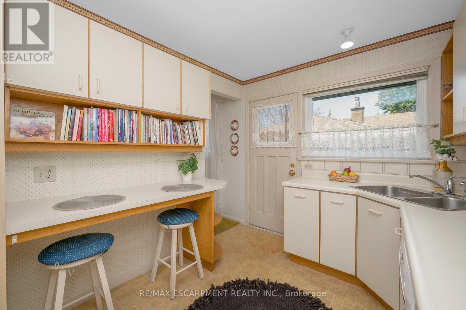 6 Deanefield Crescent, Toronto, Ontario  M9B 3B3 - Photo 10 - W13149400