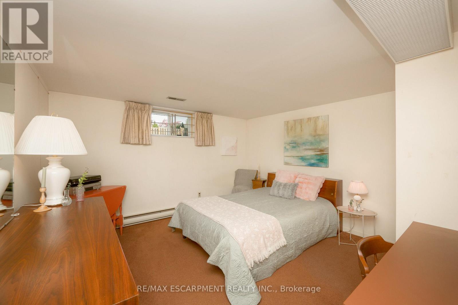 6 Deanefield Crescent, Toronto, Ontario  M9B 3B3 - Photo 19 - W13149400