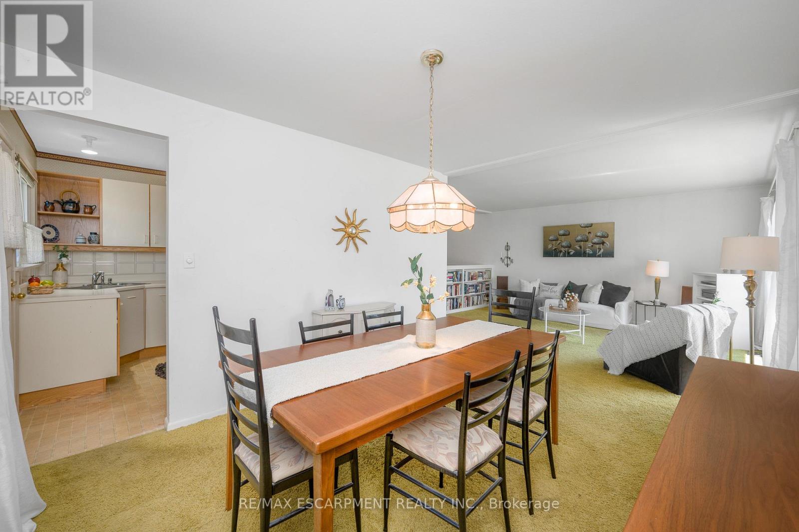 6 Deanefield Crescent, Toronto, Ontario  M9B 3B3 - Photo 7 - W13149400