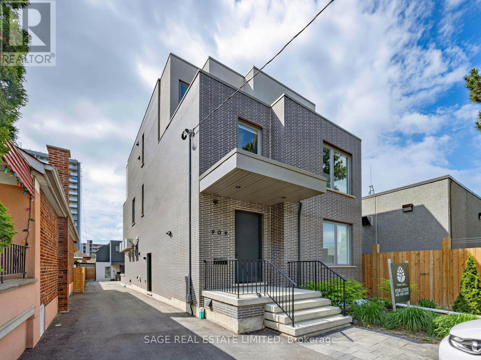 2 - 909 CASTLEFIELD AVENUE