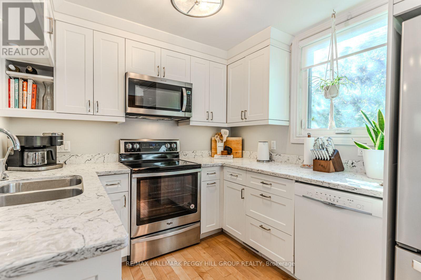 10 Holgate Street, Barrie (Allandale), Ontario  L4N 2T5 - Photo 4 - S13149808