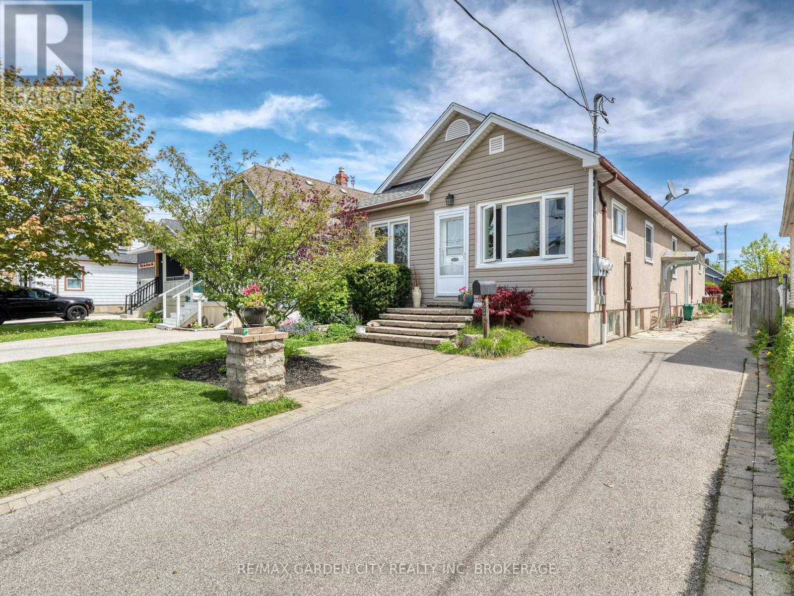 28 Charles Avenue, St. Catharines, Ontario  L2M 5S9 - Photo 1 - X12807660