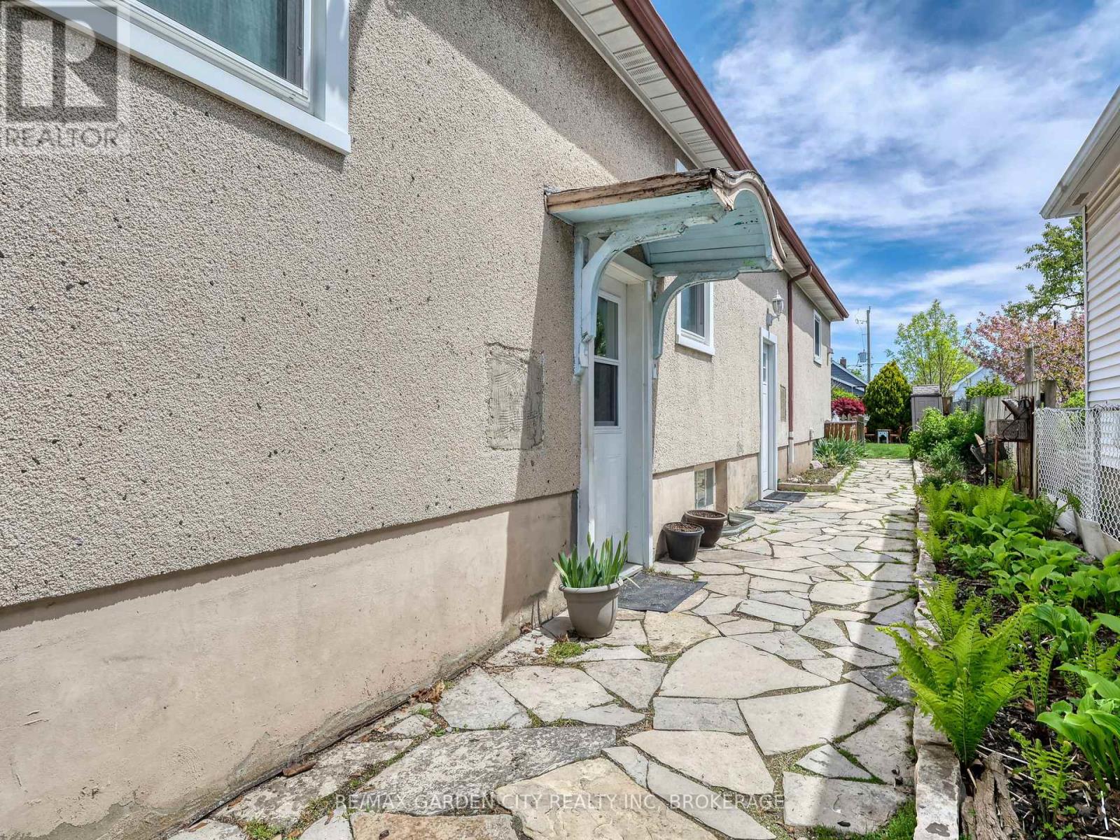 28 Charles Avenue, St. Catharines, Ontario  L2M 5S9 - Photo 4 - X12807660