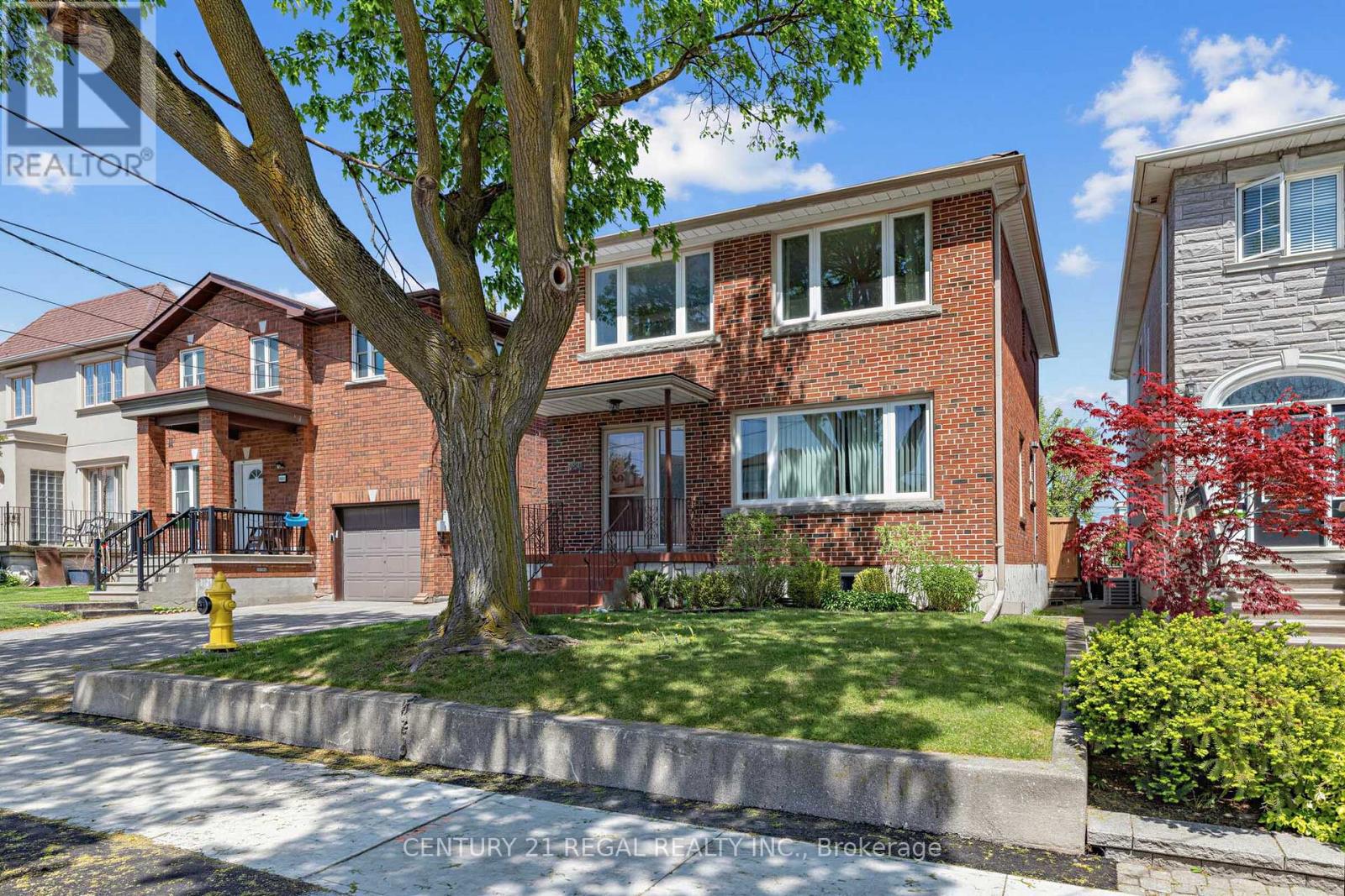 <div class="slider-price">$1,199,999</div><p>1062 Glengrove Avenue, Toronto, Ontario</p>